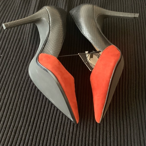 Black and red ultra suede lady’s pump. - Picture 3 of 3